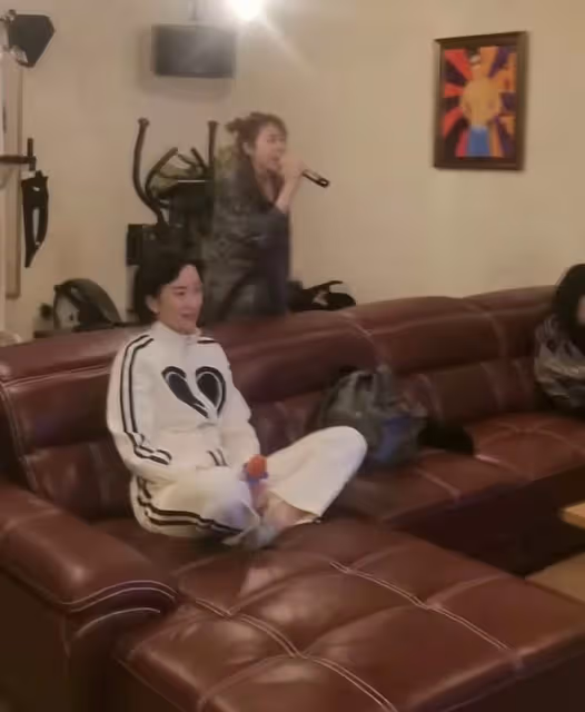 TVB女星嫁內蒙古富商,招待好友回豪宅唱KTV太開心,裝修很氣派