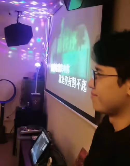 TVB女星嫁內蒙古富商,招待好友回豪宅唱KTV太開心,裝修很氣派