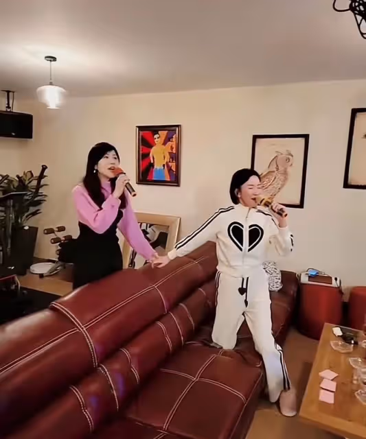 TVB女星嫁內蒙古富商,招待好友回豪宅唱KTV太開心,裝修很氣派