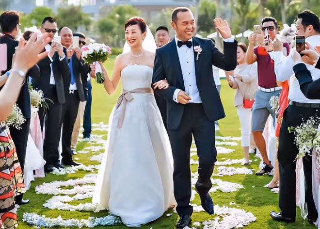 TVB女星嫁內蒙古富商,招待好友回豪宅唱KTV太開心,裝修很氣派