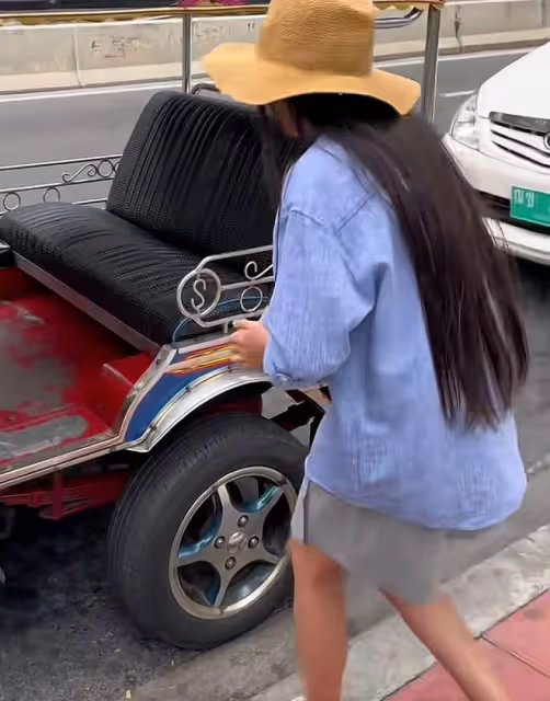 羅嘉良妻女出國旅遊!坐三輪車接地氣,10歲女兒長發飄飄好可愛
