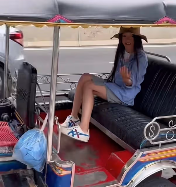 羅嘉良妻女出國旅遊!坐三輪車接地氣,10歲女兒長發飄飄好可愛