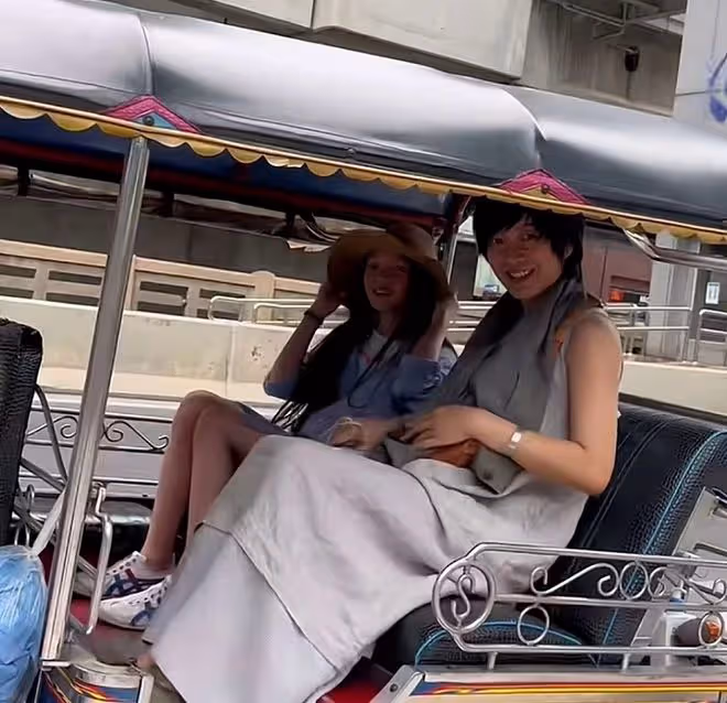 羅嘉良妻女出國旅遊!坐三輪車接地氣,10歲女兒長發飄飄好可愛