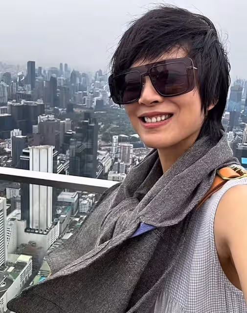 羅嘉良妻女出國旅遊!坐三輪車接地氣,10歲女兒長發飄飄好可愛