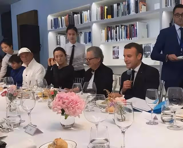 用中文與法國總統對話,開口說我是中國演員,新加坡人鞏俐的固執