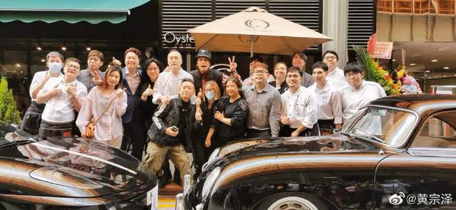 曬身家?TVB前當家小生開400萬豪車現身,餐廳重開引粉絲撐場