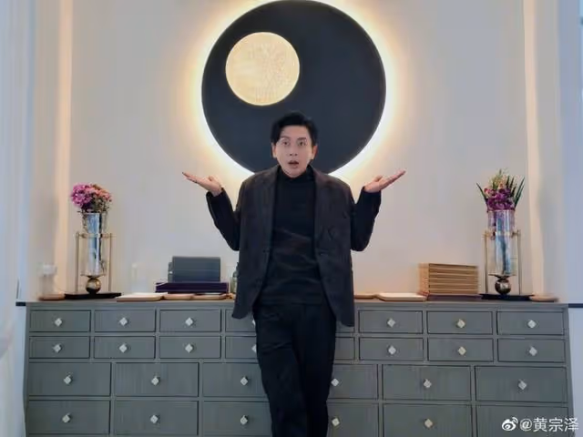 曬身家?TVB前當家小生開400萬豪車現身,餐廳重開引粉絲撐場