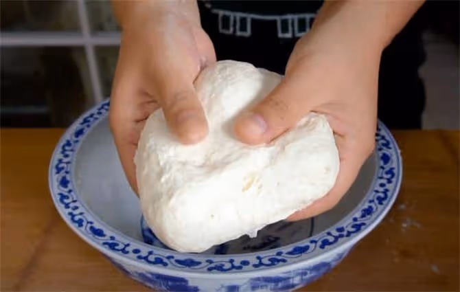 烙餅時,記住不要直接上鍋烙,訣竅告訴你,鬆軟酥脆不發硬
