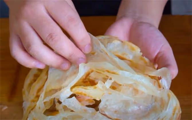 烙餅時,記住不要直接上鍋烙,訣竅告訴你,鬆軟酥脆不發硬