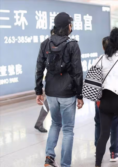 周潤發和妻子走機場，他穿牛仔褲像小伙，她穿瑜伽褲秀美腿