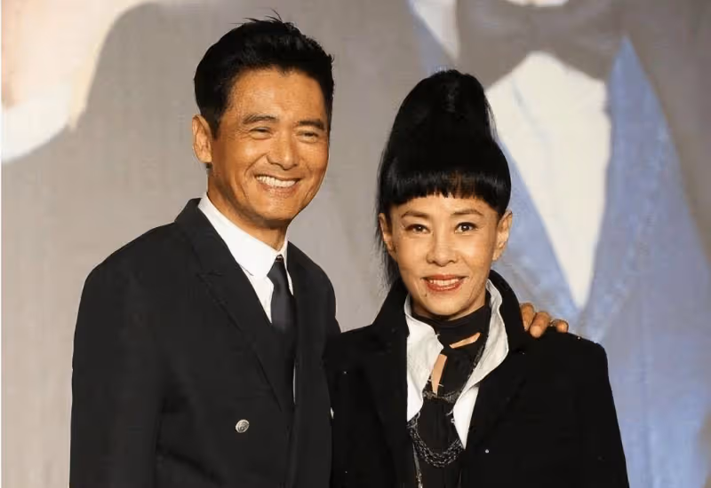 周潤發和妻子走機場，他穿牛仔褲像小伙，她穿瑜伽褲秀美腿