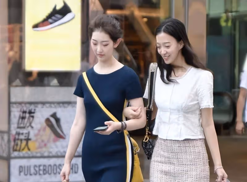 閨蜜帶我去做美甲，衛生間聽到一番對話後，我把閨蜜拉黑