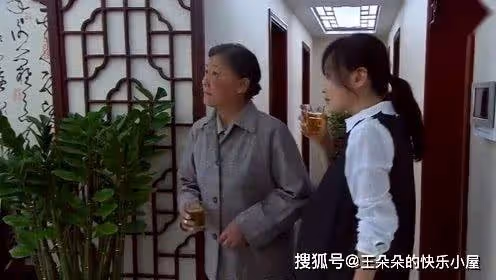 兒子身體不好,給兒子燉雞湯,兒媳卻倒進垃圾桶,凌晨聽到的對話,讓我恍然大悟!