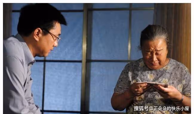 兒子身體不好,給兒子燉雞湯,兒媳卻倒進垃圾桶,凌晨聽到的對話,讓我恍然大悟!
