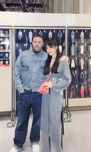 宋慧喬米蘭時裝周看秀，灰色大衣搭闊腿褲，顯瘦顯高真有氣質！