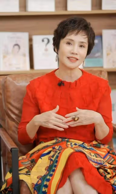 央視三女神聚首！倪萍快瘦成麻杆腿，徐俐穿紅衣比敬一丹還搶眼