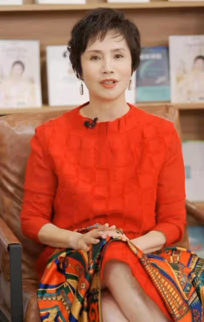 央視三女神聚首！倪萍快瘦成麻杆腿，徐俐穿紅衣比敬一丹還搶眼