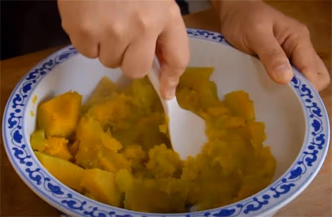 改良版南瓜糯米糕,冷熱都好吃,糯嘰嘰口感配香甜夾心,真香
