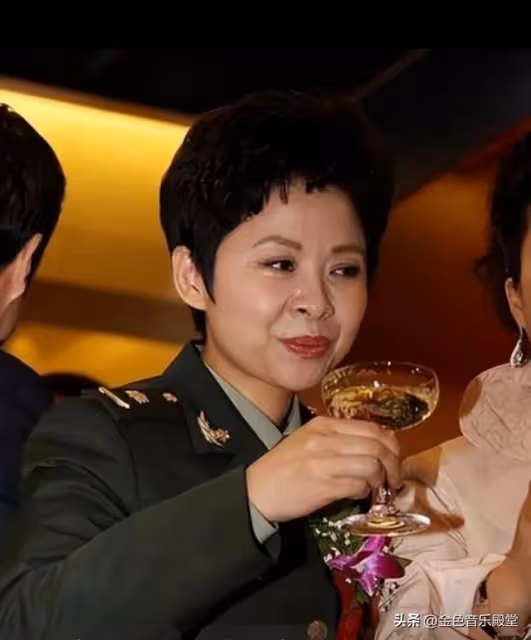 董文華到底犯了什麼事 ?差點造成她的身敗名裂
