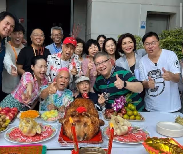 疑工資全數上繳!72歲港星預計今年結婚,小36歲嬌妻狂曬整袋現金