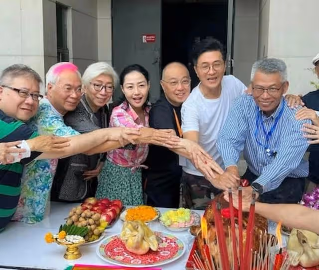 疑工資全數上繳!72歲港星預計今年結婚,小36歲嬌妻狂曬整袋現金