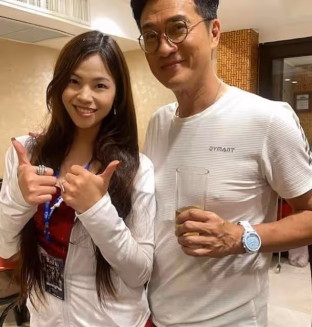 疑工資全數上繳!72歲港星預計今年結婚,小36歲嬌妻狂曬整袋現金