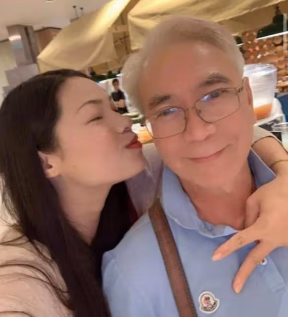 疑工資全數上繳!72歲港星預計今年結婚,小36歲嬌妻狂曬整袋現金