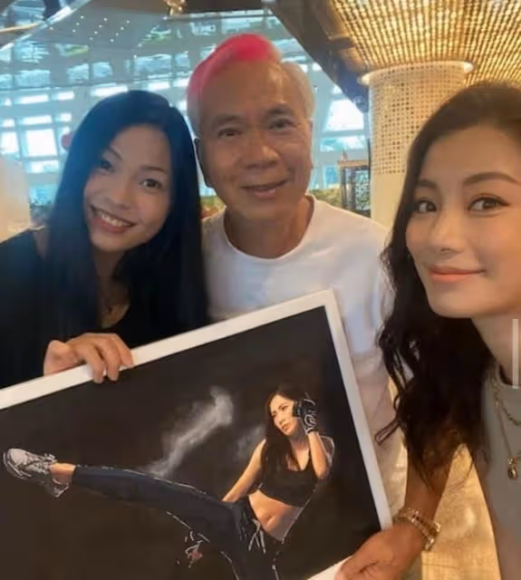 疑工資全數上繳!72歲港星預計今年結婚,小36歲嬌妻狂曬整袋現金
