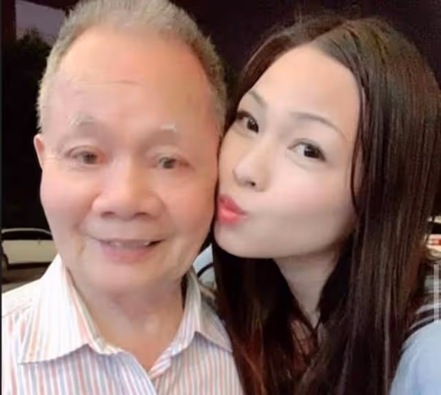 疑工資全數上繳!72歲港星預計今年結婚,小36歲嬌妻狂曬整袋現金