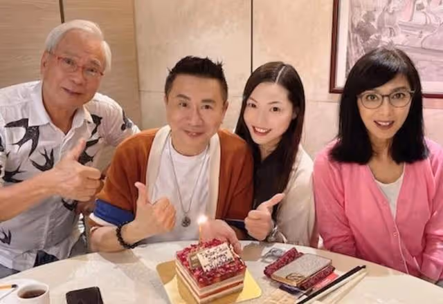 疑工資全數上繳!72歲港星預計今年結婚,小36歲嬌妻狂曬整袋現金