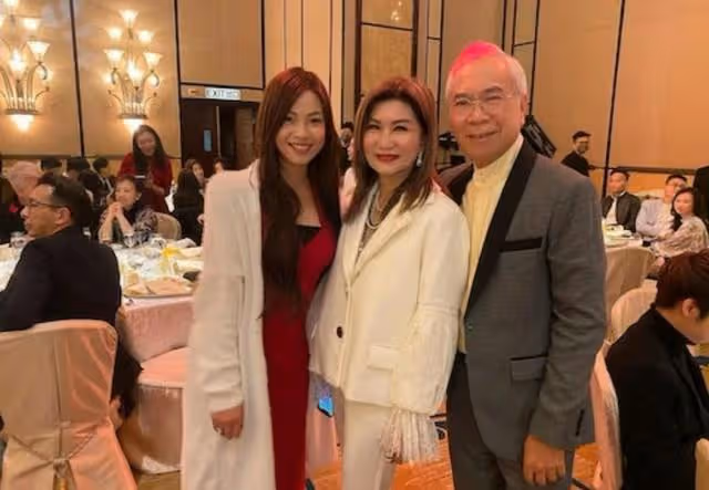 疑工資全數上繳!72歲港星預計今年結婚,小36歲嬌妻狂曬整袋現金
