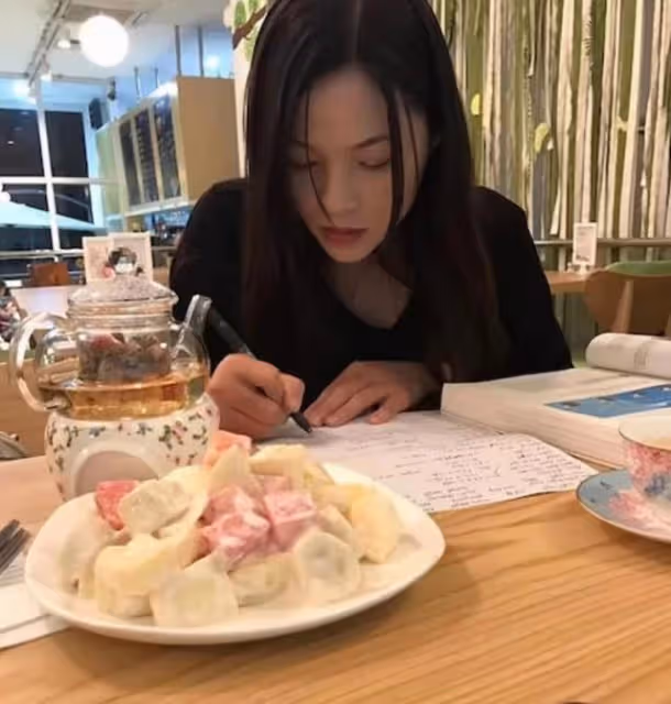 疑工資全數上繳!72歲港星預計今年結婚,小36歲嬌妻狂曬整袋現金