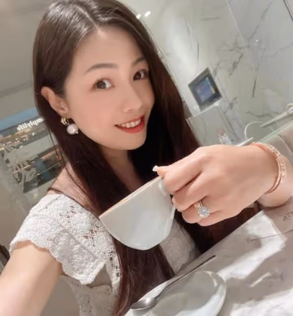 疑工資全數上繳!72歲港星預計今年結婚,小36歲嬌妻狂曬整袋現金