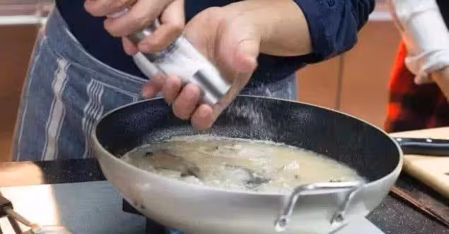 炒素菜時,鹽先放還是後放?好多人一直搞錯,怪不得賊難吃!