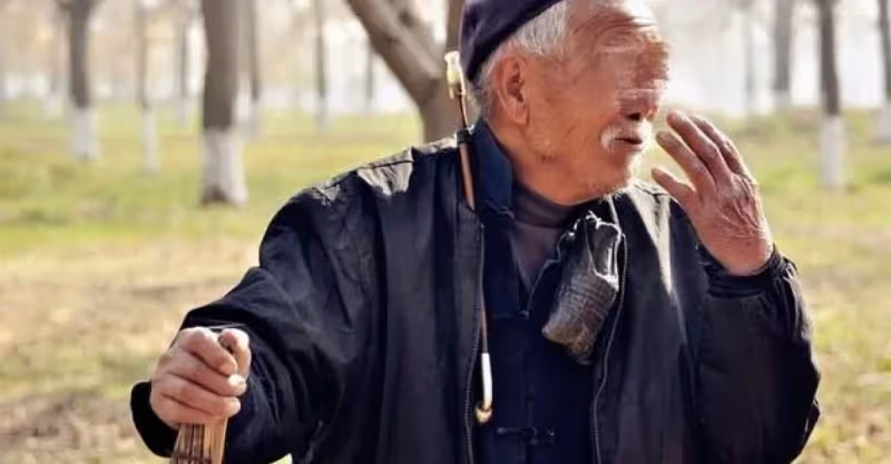 父親為養三兒子，做乞丐賺錢，臨終前一男子得到存摺，打開後笑了
