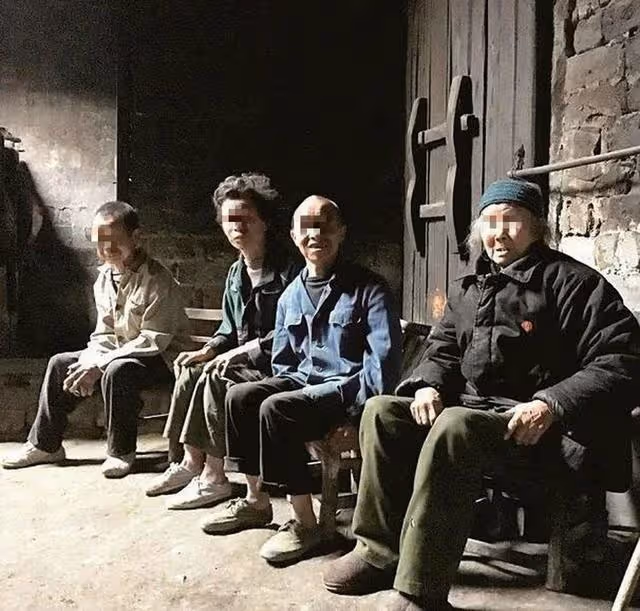父親為養三兒子,做乞丐賺錢,臨終前一男子得到存摺,打開後笑了