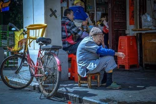 奶奶88歲大壽,4個「親生兒子」沒人來,只有「小孫女」送去一個蛋糕:臨終遺言讓全家傻住!