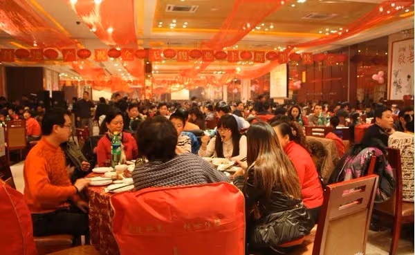 和窮老公離婚那天，他大擺30桌宴席請我娘家人，他的話讓我崩潰無地自容！