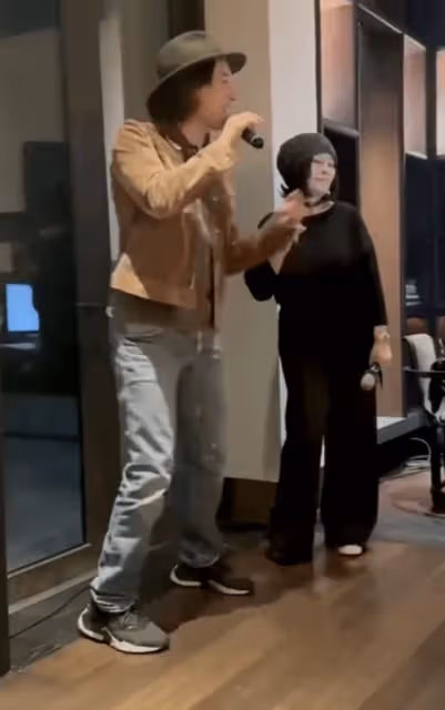 王力宏等眾星聚會，林心如聽霍建華唱歌時憋笑，夫妻合體破婚變傳聞_視頻_失業_事業