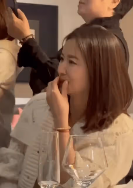 王力宏等眾星聚會，林心如聽霍建華唱歌時憋笑，夫妻合體破婚變傳聞_視頻_失業_事業
