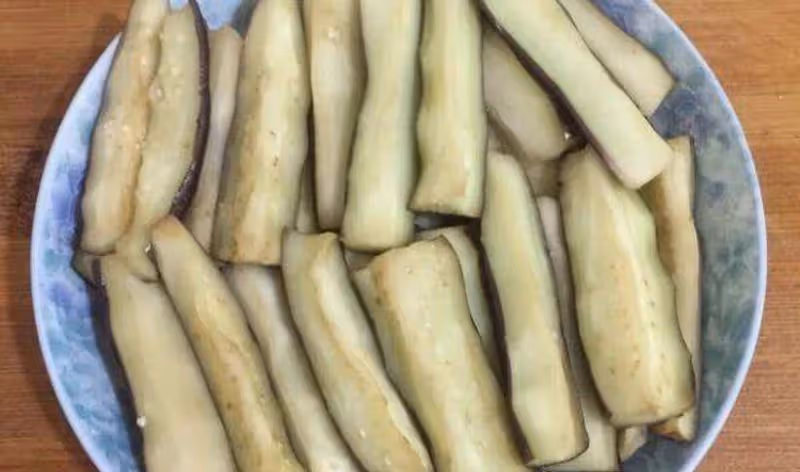 炒茄子是「焯水」還是「油炸」,都不對,這樣做少油還不發黑!