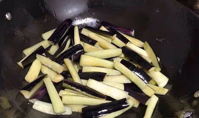 炒茄子是「焯水」還是「油炸」,都不對,這樣做少油還不發黑!