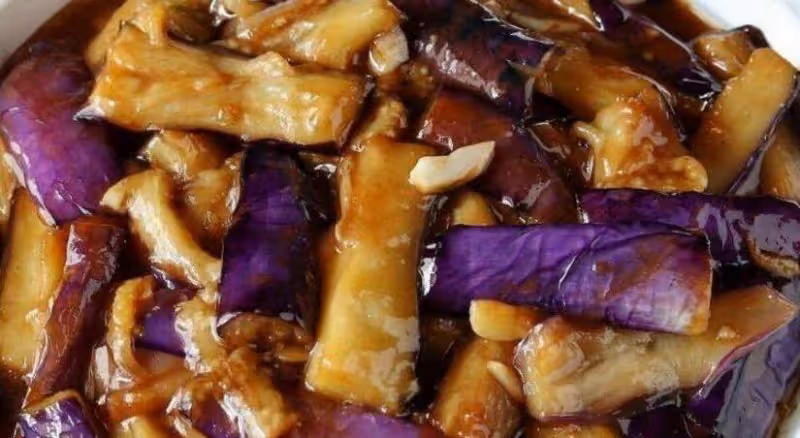 炒茄子是「焯水」還是「油炸」,都不對,這樣做少油還不發黑!