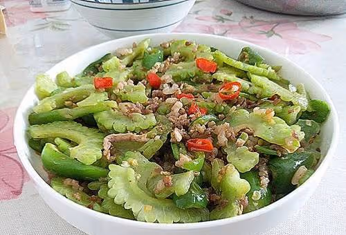 炒苦瓜,不焯水不苦,美味解饞,還清熱潤燥又減脂,秋季吃最養人