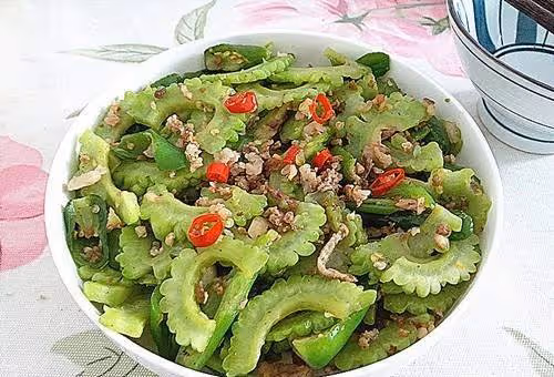 炒苦瓜,不焯水不苦,美味解饞,還清熱潤燥又減脂,秋季吃最養人