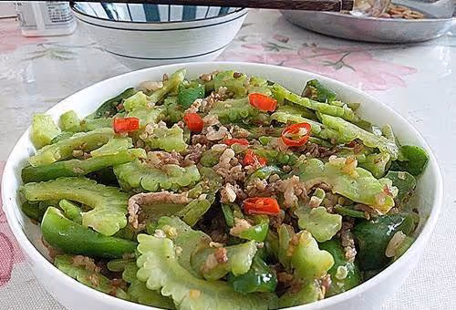 炒苦瓜,不焯水不苦,美味解饞,還清熱潤燥又減脂,秋季吃最養人