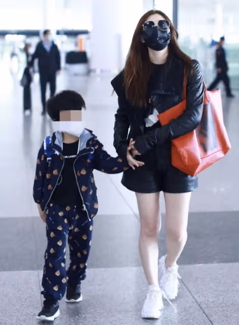 39歲陳妍希現身機場,6歲兒子帥氣同行,行李箱又髒又舊惹爭議