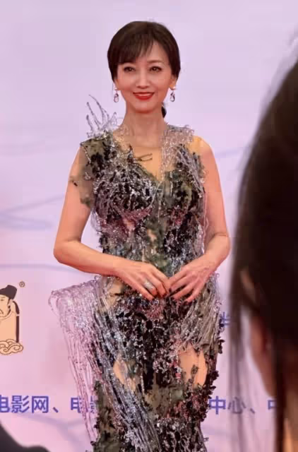 電影盛典紅毯:周冬雨性感,鄧超臉腫,寶強胖了,林允透視裝驚艷