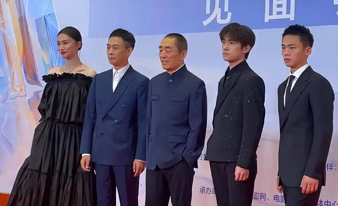 電影盛典紅毯:周冬雨性感,鄧超臉腫,寶強胖了,林允透視裝驚艷