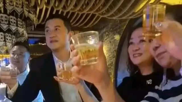 李亞鵬現身大涼山，和岳父家吃飯被指看不起人，跟王菲在一起不一樣